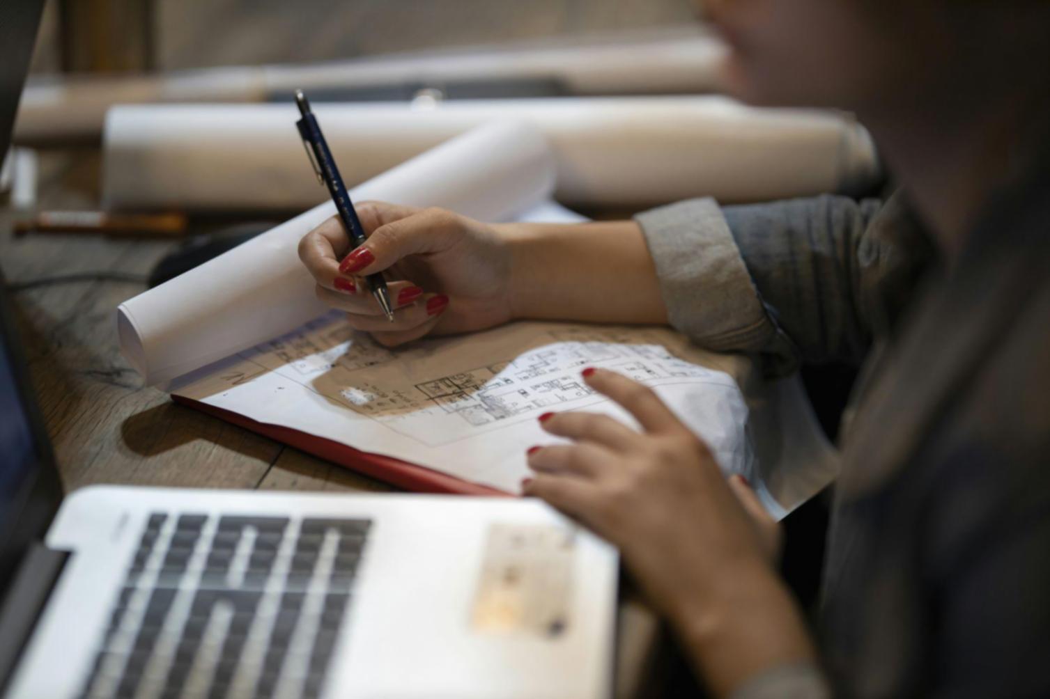 Sesión de formación práctica con estudiantes desarrollando proyectos financieros reales
