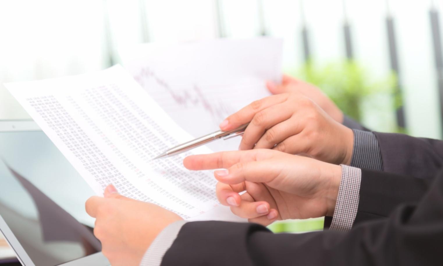 Espacios de trabajo colaborativo con profesionales analizando datos financieros en tiempo real